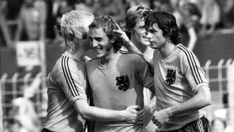 Johan Neeskens (tweede van links) ontvangt felicitaties van zijn teamgenoten na het scoren van een doelpunt voor Nederland tegen Bulgarije in de groepsfase van het WK 1974