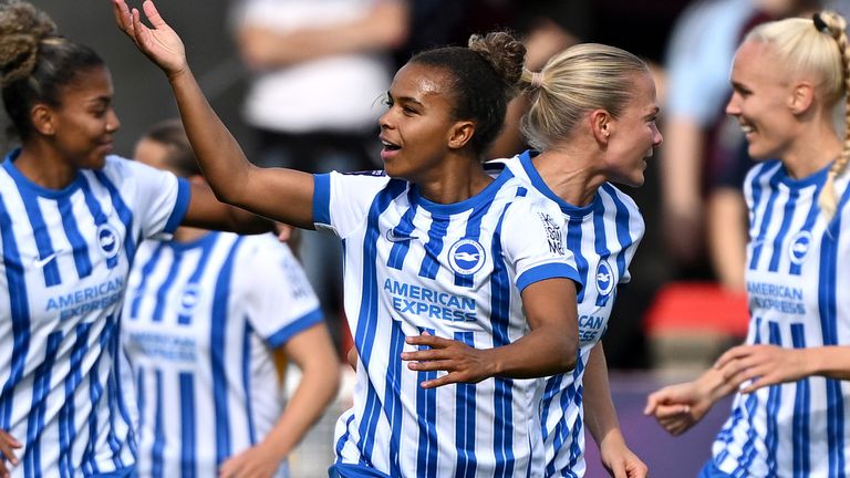 Nikita parris merayakan golnya untuk Brighton