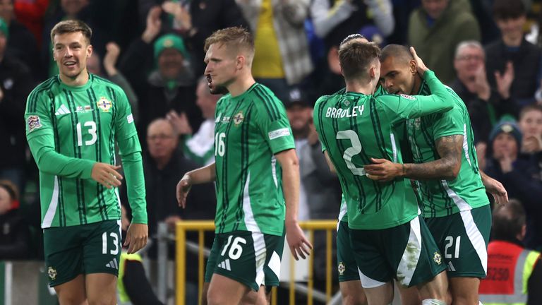 Josh Magennis merayakan gol kelima Irlandia Utara