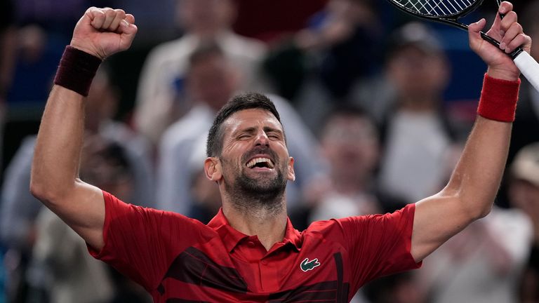 Novak Djokovic fra Serbia feirer etter å ha beseiret Taylor Fritz fra USA i semifinalen i singelkampen for menn i Shanghai Masters tennisturnering på Qizhong Forest Sports City Tennis Center i Shanghai, Kina, lørdag 12. oktober 2024. (AP Photo /Andy Wong)