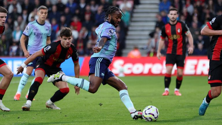 Raheem Sterling melepaskan tembakan ke gawang ke gawang Bournemouth