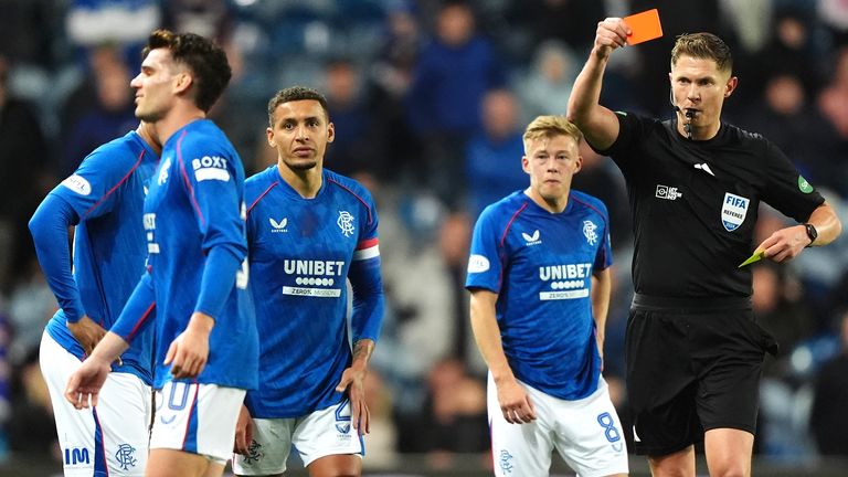 Ianis Hagi dari Rangers mendapat kartu merah oleh wasit David Dickinson