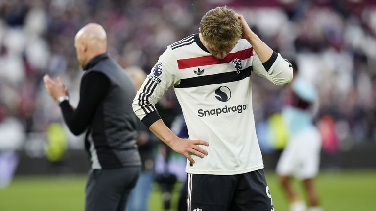 Manchester United's Rasmus Hojlund stands dejected as manager Erik ten Hag applauds the fans