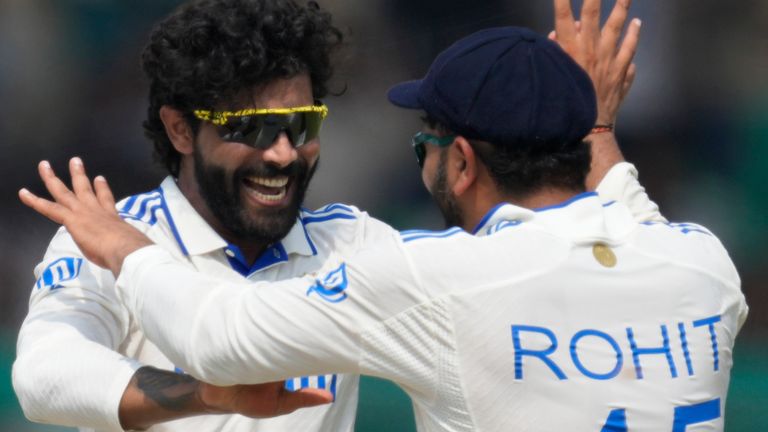 India's Ravindra Jadeja, links en India's aanvoerder Rohit Sharma vieren het wicket van Litton Das uit Bangladesh op de vijfde en laatste dag van de tweede crickettestwedstrijd tussen Bangladesh en India in Kanpur, India, dinsdag 1 oktober 2024. (AP Photo/Ajit Solanki)