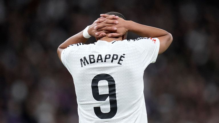 Real Madrids Kylian Mbappe bommet to en-mot-en og fikk tre mål avvist for offside på sin Clasico-debut