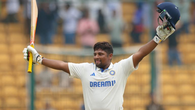 BENGALURU, INDIA - OKTOBER 19: Sarfaraz Khan uit India viert het scoren van een eeuw tijdens dag vier van de eerste testwedstrijd tussen India en Nieuw-Zeeland in het M. Chinnaswamy Stadion op 19 oktober 2024 in Bengaluru, India. (Foto door Abhishek Chinnappa/Getty Images)