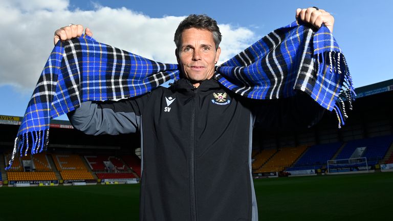 PERTH, SCOTLAND - 02 OKTOBER: St Johnstone memperkenalkan Pelatih Kepala baru Simo Valakari selama konferensi pers di McDiarmid Park, pada 02 Oktober 2024, di Perth, Skotlandia. (Foto oleh Rob Casey / Grup SNS)