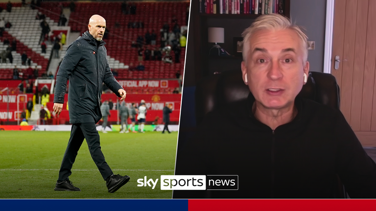 Manchester United-manager Erik ten Hag går inn på banen på slutten av den engelske Premier League-fotballkampen mellom Manchester United og Tottenham Hotspur på Old Trafford stadion i Manchester, England, søndag 29. september 2024. (AP Photo/Dave Thompson)