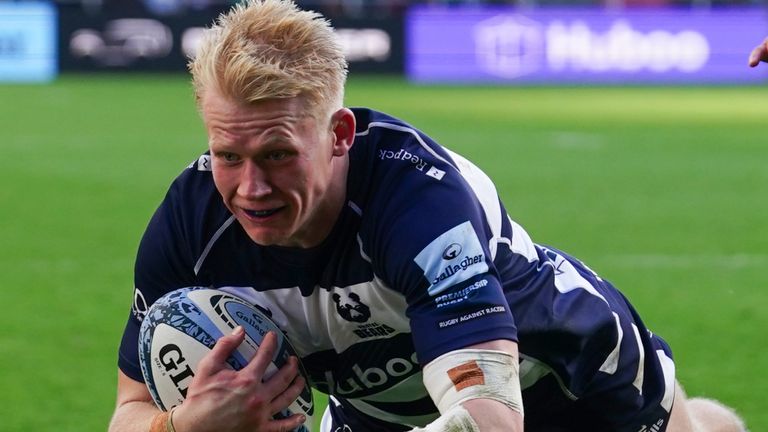 Toby Fricker uit Bristol scoort een try tijdens de Gallagher Premiership-wedstrijd in het Ashton Gate Stadium, Bristol. Datum foto: zaterdag 19 oktober 2024.