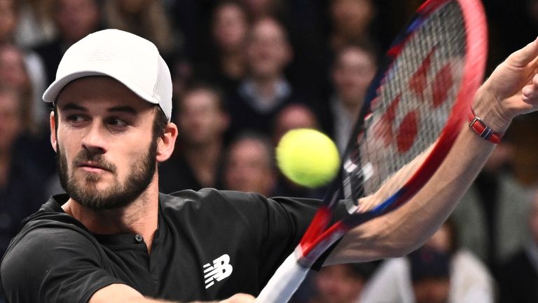 Tommy Paul uit de VS geeft een schot terug aan Grigor Dimitrov uit Bulgarije, tijdens de finale Nordic Open ATP-tenniswedstrijd voor heren, in de Royal Tennis Hall in Stockholm, Zweden, zondag 20 oktober 2024. (Claudio Bresciani /TT News Agentschap via AP)