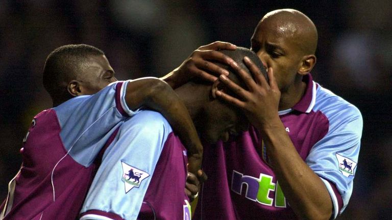 11. november 2000: Aston Villas Ian Taylor feirer med lagkameratene Dion Dublin og George Boateng etter å ha scoret det andre målet mot Tottenham Hotspur under FA Carling Premier League-kampen på Villa Park, Birmingham. Obligatorisk kreditt: Shaun Botterill/ALLSPORT