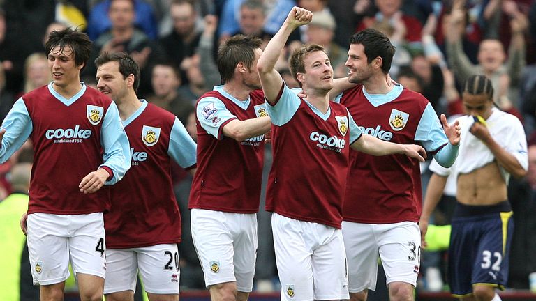 BURNLEY, ENGLAND – 9. MAI: Wade Elliott fra Burnley feirer sitt andre mål under Barclays Premier League-kampen mellom Burnley og Tottenham Hotspur på Turf Moor 9. mai 2010 i Burnley, England. (Foto av Jan Kruger/Getty Images)