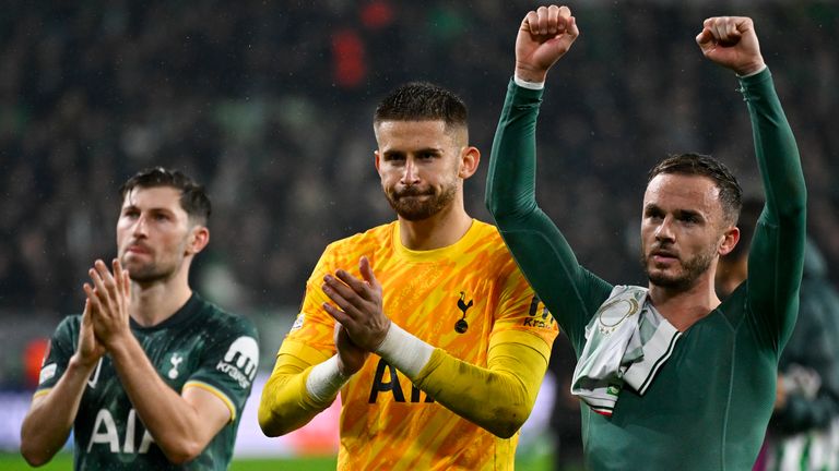 De izquierda a derecha: Ben Davies del Tottenham, el portero del Tottenham Guglielmo Vicario y James Maddison del Tottenham saludan a los seguidores después del partido de fútbol de la Liga Europa entre Ferencvaros y Tottenham Hotspur en Budapest, Hungría, el jueves 3 de octubre de 2024. (Foto AP/Denes Erdos)