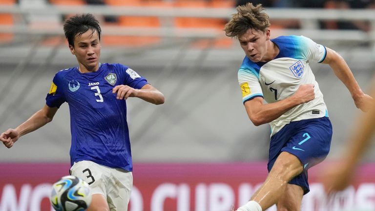 England's Tyler Dibling, right, attempt a shot against Uzbekistan's Yakhyo Urinboev during their FIFA U-17 World Cup round of 16 soccer match at Jakarta International Stadium in Jakarta, Indonesia, Wednesday, Nov. 22, 2023. (AP Photo/Dita Alangkara)