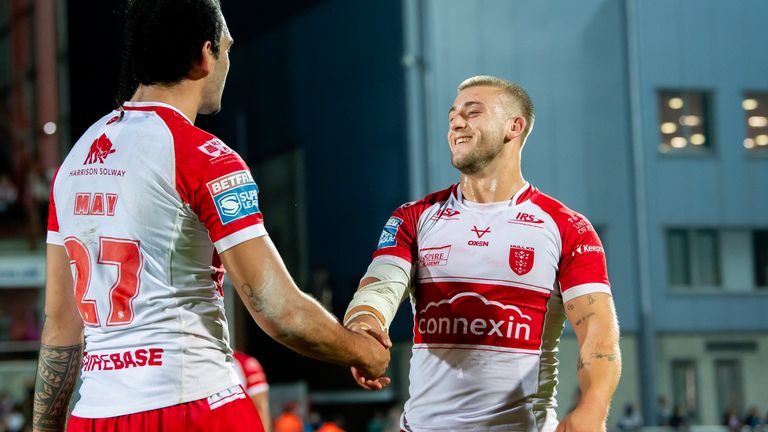 Foto de Allan McKenzie/SWpix.com - 20/09/2024 - Rugby League - Betfred Super League Ronda 27 - Hull KR v Leeds Rhinos - Sewell Group Craven Park, Hull, Inglaterra - Mikey Lewis y Tyrone May de Hull KR celebran la victoria sobre Leeds .