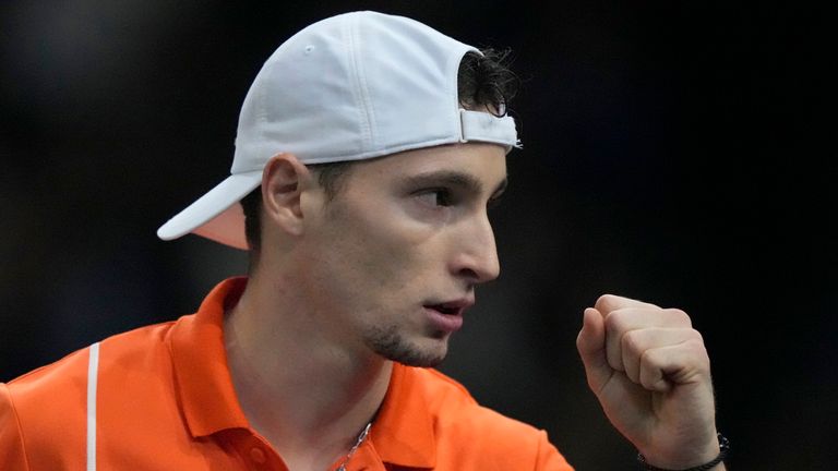 France's Ugo Humbert clenches his fist after winning a point as he plays Spain's Carlos Alcaraz during their third round match of the Paris Masters tennis tournament at the Accor Arena, Thursday, Oct. 31, 2024 in Paris. (AP Photo/Michel Euler) 