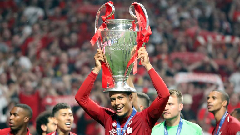 Virgil van Dijk levanta el trofeo de la Liga de Campeones en 2019.