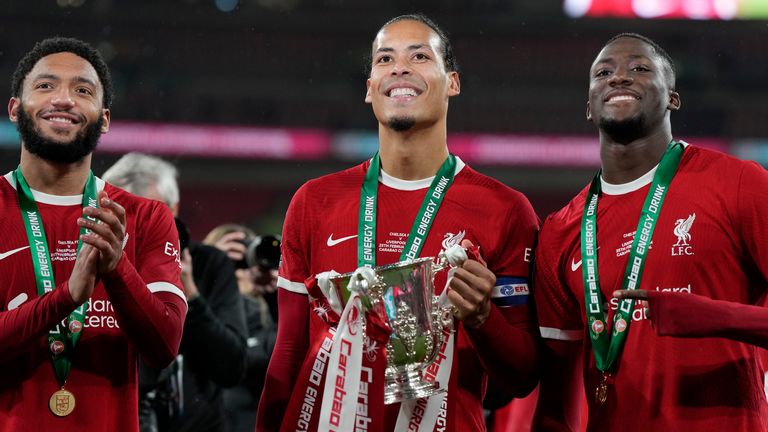 Virgil van Dijk (centro) de Liverpool sostiene el trofeo de la Copa Carabao.