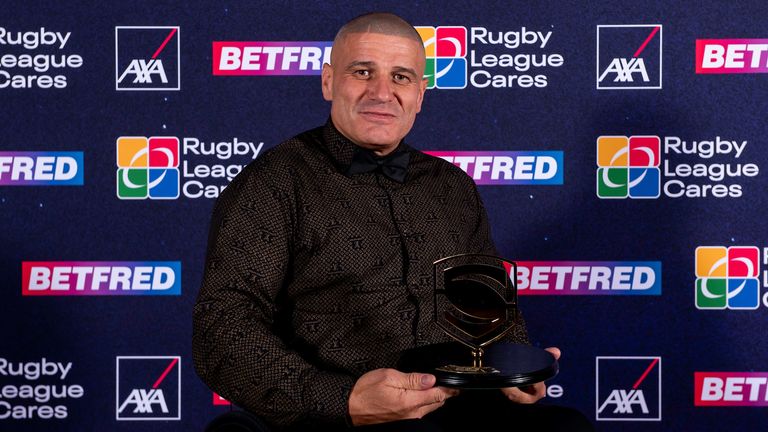 Foto door Allan McKenzie/SWpix.com - 08/10/2024 - Rugby League - Rugby League Awards Dinner 2024 - New Dock Hall, Leeds, Engeland - Halifax Panthers' coach Wayne Boardman wint de Betfred Wheelchair Coach of the Year Award.