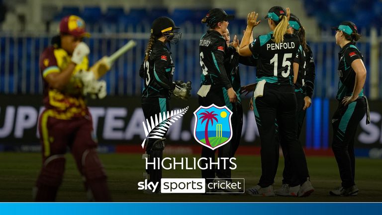 De spelers van Nieuw-Zeeland vieren het ontslag van de West-Indische Chedean Nation, links, tijdens de halve finale van de ICC Women's T20 World Cup 2024 tussen Nieuw-Zeeland en West-Indië in het Sharjah Stadium, Verenigde Arabische Emiraten, vrijdag 18 oktober 2024. ( AP Foto/Altaf Qadri)