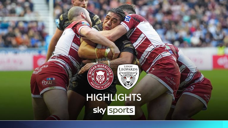 Gambar oleh Olly Hassell/SWpix.com - 05/10/2024 - Liga Rugbi - Semifinal Liga Super Betfred - Wigan Warriors v Leigh Leopards - The Brick Community Stadium, Wigan, Inggris - Tom Amone dari Leigh ditangani oleh Liam Marshall dari Wigan