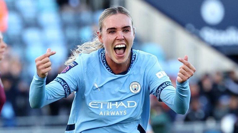 Jill Roord celebrates after putting Man City 2-1 up against Aston Villa