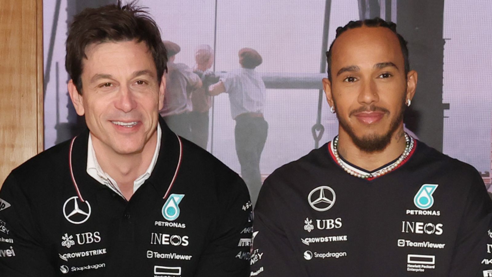 https://e0.365dm.com/24/11/1600x900/skysports-lewis-hamilton-toto-wolff_6747353.jpg?20241113122942