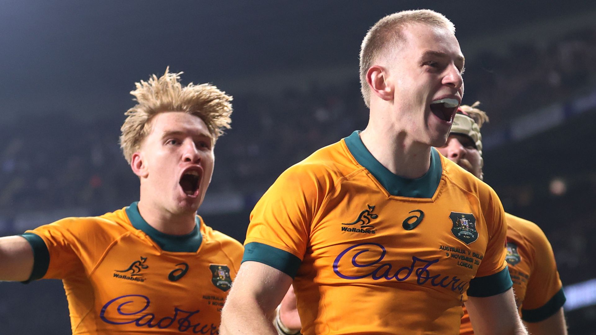 Australia stun England with last-gasp try in Twickenham thriller