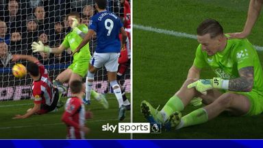 'Nasty one!' | Red for Norgaard as VAR spots knee-high challenge om Pickford