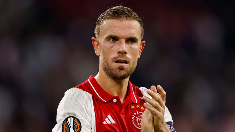 Jordan Henderson dari Ajax memuji para pendukung di akhir pertandingan sepak bola Liga Eropa antara Ajax dan Besiktas, di Johan Cruyff Arena, di Amsterdam, Belanda, Kamis, 26 September 2024. (Foto AP/Maurice Van Steen)