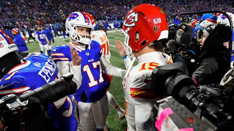 Quarterback Buffalo Bills Josh Allen (17) menyapa quarterback Kansas City Chiefs Patrick Mahomes (15) setelah bermain dalam pertandingan sepak bola playoff divisi NFL AFC, Minggu, 21 Januari 2024, di Orchard Park, NY