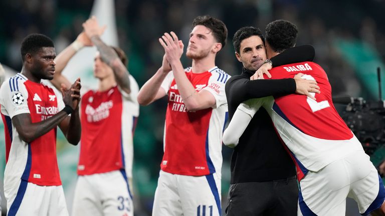 Pemain Arsenal merayakan kemenangan 5-1 tim mereka atas Sporting di akhir pertandingan sepak bola fase pembukaan Liga Champions di Stadion Alvalade di Lisbon, Selasa, 26 November 2024. (Foto AP/Armando Franca)