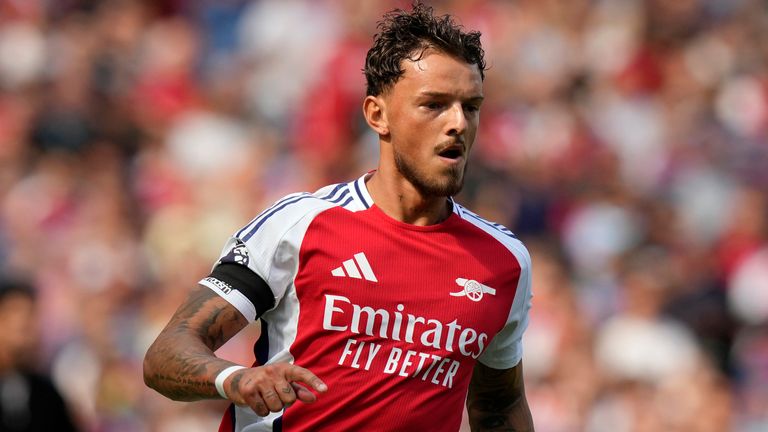 Arsenal's Ben White in action during the English Premier League soccer match between Arsenal and Wolverhampton Wanderers at Emirates Stadium in London, England, Saturday, Aug. 17, 2024. (AP Photo/Frank Augstein)