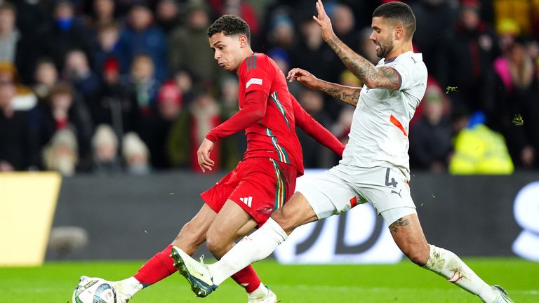 Brennan Johnson mencetak gol ketiga untuk Wales melawan Islandia