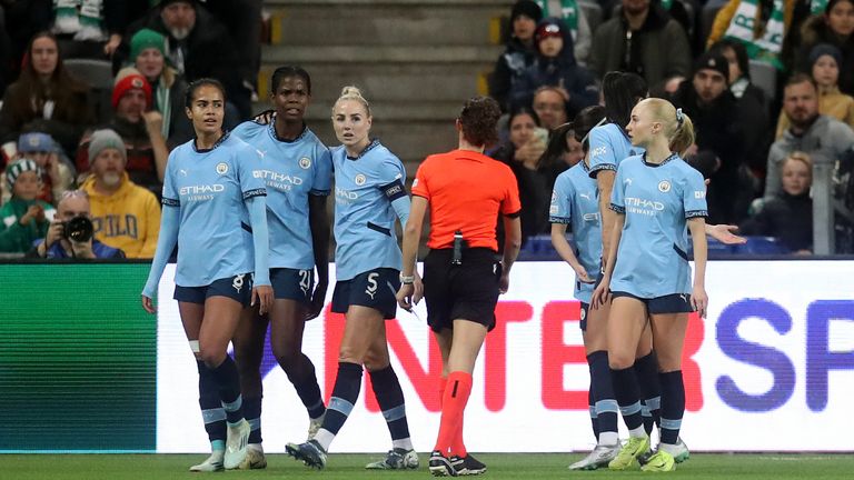 Bunny Shaw scores the opener for Manchester City