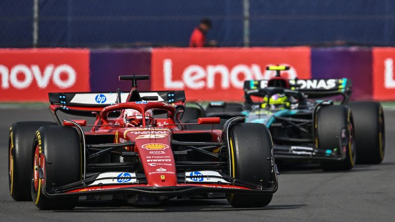 AUTODROMO HERMANOS RODRIGUEZ, MEXICO - OCTOBER 27: Charles Leclerc, Ferrari SF-24, leads Sir Lewis Hamilton, Mercedes F1 W15 during the Mexican GP at Autodromo Hermanos Rodriguez on Sunday October 27, 2024 in Mexico City, Mexico. (Photo by Simon Galloway / LAT Images)