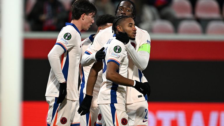 Christopher Nkunku merayakan gol pembukanya melawan Heidenheim