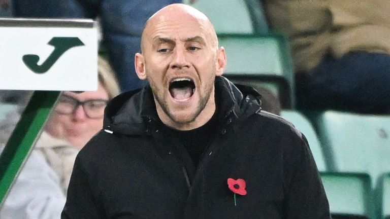 Hibernian manager David Gray during a William Hill Premiership match between Hibernian and St Mirren at Easter Road, on November 09, 2024, in Edinburgh, Scotland. (Photo by Paul Devlin / SNS Group)