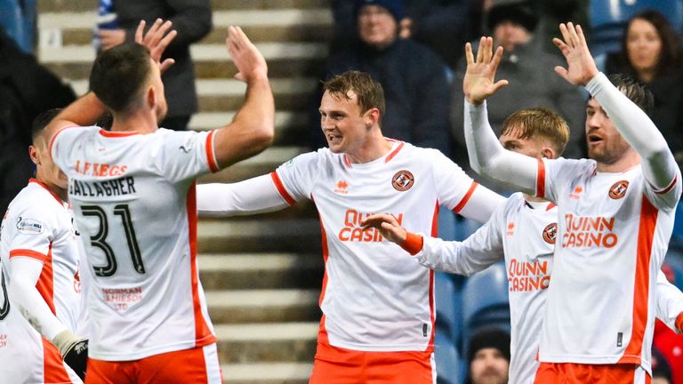 Sam Dalby (tengah) dari Dundee United merayakan golnya untuk menjadikan skor 1-0 vs Rangers