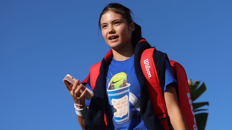 Emma Raducanu dari Inggris sedang berlatih pada Final Piala Billie Jean King di Palacio de Deportes Jose Maria Martin Carpena pada 12 November 2024 di Malaga, Spanyol. (Foto oleh Nathan Stirk/Getty Images untuk LTA)