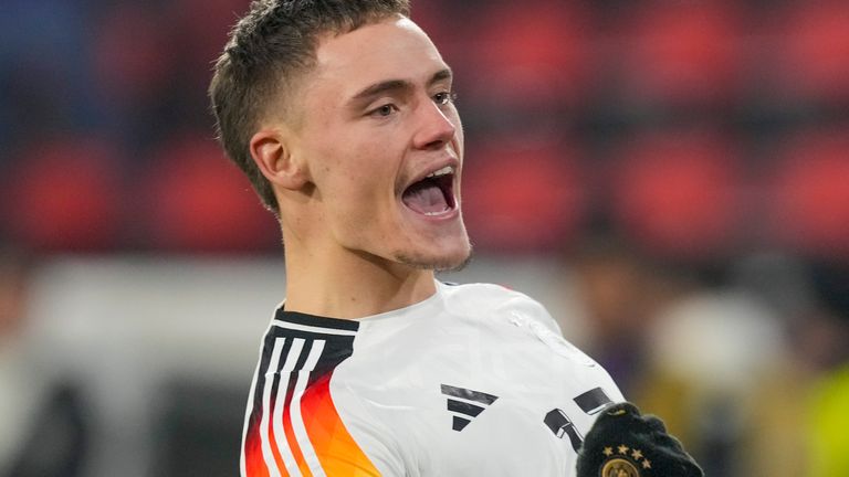 Florian Wirtz dari Jerman merayakan setelah mencetak gol keempat timnya selama pertandingan sepak bola kelompok Liga Bangsa -Bangsa antara Jerman dan Bosnia di Freiburg, Jerman, Sabtu, 16 November 2024. (Foto AP/Michael Probst)