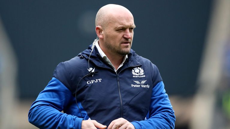 Pelatih kepala Skotlandia Gregor Townsend mengawasi saat para pemain pemanasan sebelum dimulainya pertandingan enam negara Rugby Union International antara Skotlandia dan Italia, di Stadion Murrayfield di Edinburgh, Skotlandia, Sabtu, 18 Maret 2023.