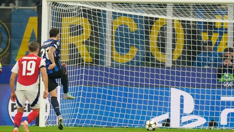 Inter Milan's Hakan Calhanoglu scores on a penalty his side's opening goal during a Champions League opening phase soccer match between Inter Milan and Arsenal at the San Siro stadium in Milan, Italy, Wednesday, Nov. 6, 2024. (AP Photo/Luca Bruno)