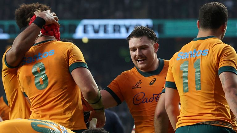 Harry Wilson, de l'Australie, est félicité après avoir marqué l'un des essais des Wallabies lors de leur victoire passionnante