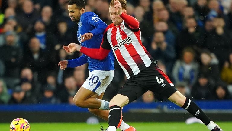 Everton's Iliman Ndiaye (left) and Brentford's Sepp van den Berg battle for the ball 