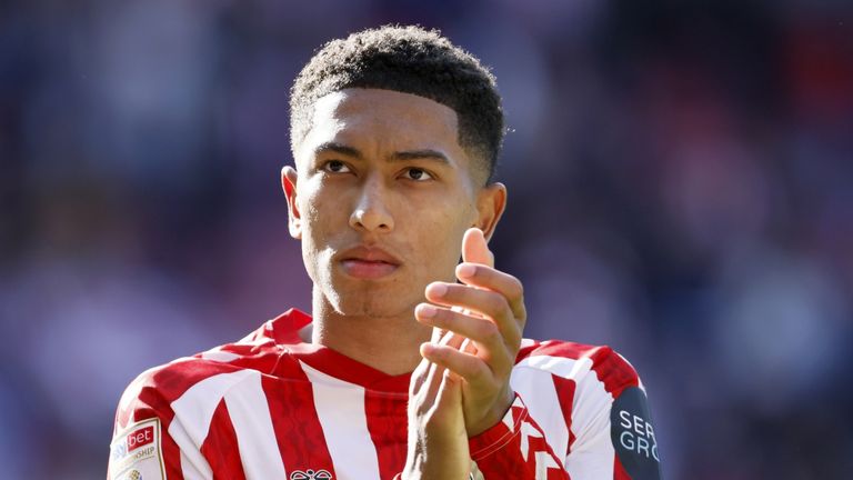 Sunderland&#39;s Jobe Bellingham applauds the fans after the Sky Bet Championship match at the Stadium of Light, Sunderland. Picture date: Saturday August 24, 2024.