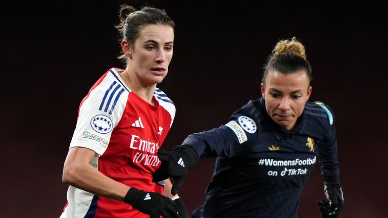 Arsenal's Emily Fox (left) and Juventus' Arianna Caruso battle for the ball during the UEFA Women's Champions League match at Emirates Stadium, London. Picture date: Picture date: Thursday November 21, 2024.