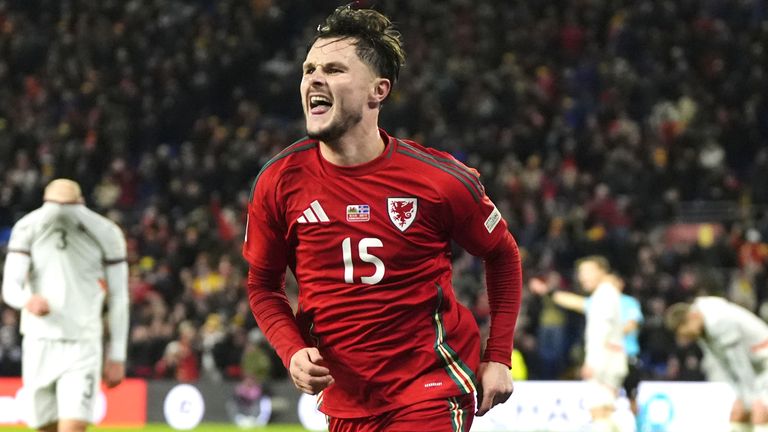 Liam Cullen merayakan gol keduanya untuk Wales melawan Islandia