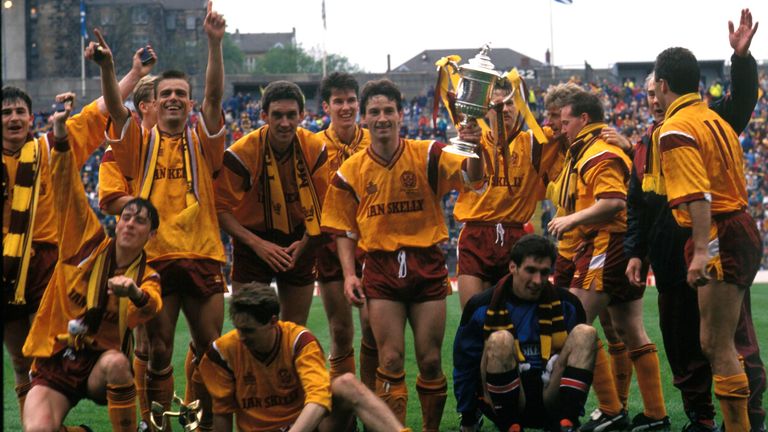 Motherwell beat Dundee United to lift the Scottish Cup in 1991