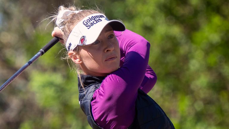 Nelly Korda melakukan tee off pada hole pertama pada putaran pertama turnamen golf LPGA CME Group Tour Championship Kamis, 21 November 2024, di Naples, Florida (AP Photo/Chris Tilley)